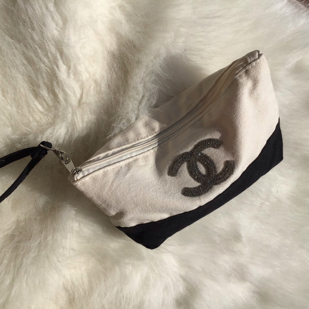Designer-inspired detachable wristlet lightweight-canvas bag with crystal C logo - Picture 3 of 8